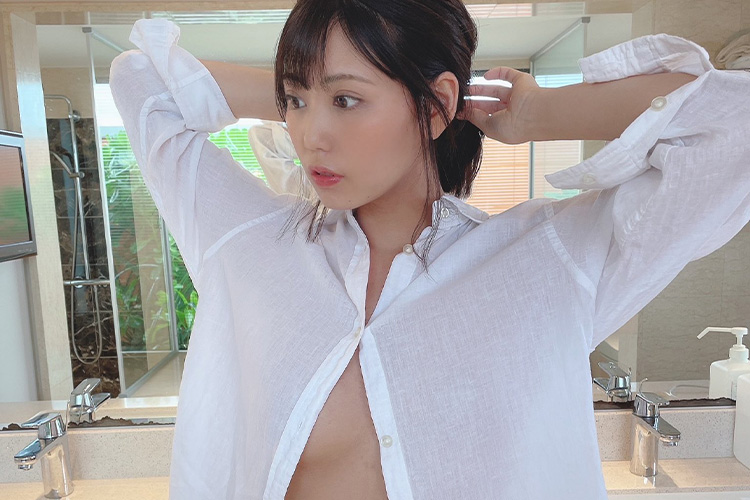 篠原冴美、素肌に透けシャツの画像1