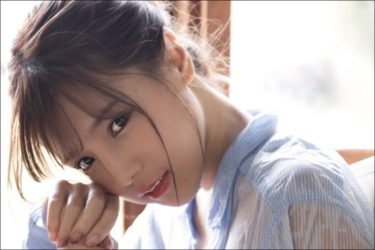 【夏本あさみ】美脚眩しい濡れ彼シャツ姿でファン悩殺