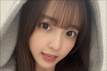 【由良朱合】いかにも柔らかそうで深すぎる胸の谷間に熱視線