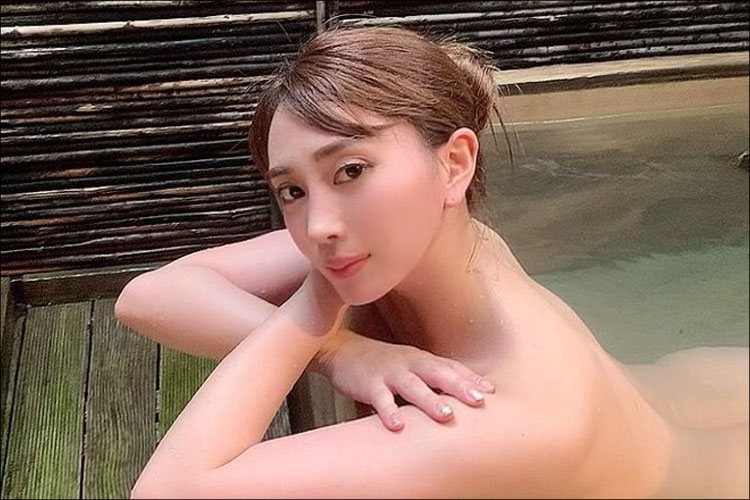 【森咲智美】2022初ツイートで極上ボディと貫禄の色気の画像1