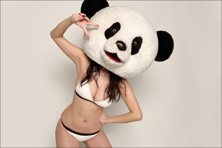 最強むちむちパンダ登場！　被り物×ビキニで絶妙違和感の鈴木ふみ奈の画像1