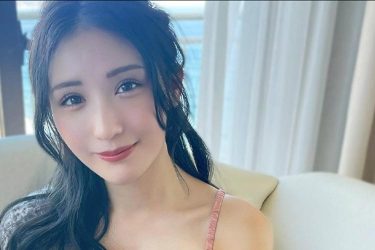 伊藤愛真、男心くすぐる大きめニットの肩だしスタイル