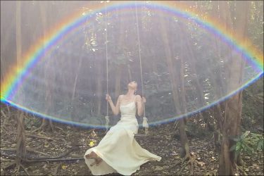 光の輪に包まれる森の女神・岸明日香