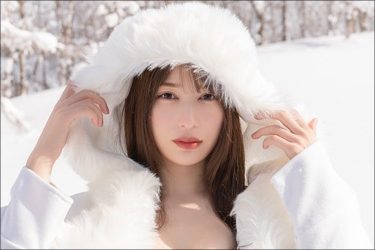 雪平莉左、透明感振り切る神秘のスノーグラビア