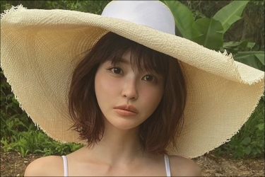 岸明日香、写真集オフショットが大絶賛「美の限界突破」「帽子もデカいが胸もデカい」