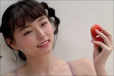 「危ないベビーフェイス」葉月つばさ、両手にイチゴの王道ドールカットが大反響