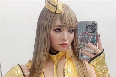 東雲うみ、強め金髪ギャルに！ 大迫力の輝くヒップに衝撃の声