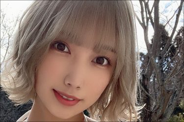 金髪美女・霜月めあ、真冬のプールサイドで美ボディ＆ギャルアピール