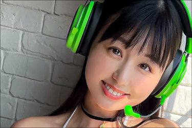 くりえみ、笑顔弾けるゲーマー女子！ たわわな胸元も輝く眼福オフショット