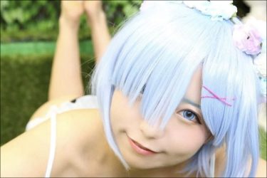 レイヤーグラドル・小日向みのり、素肌輝くうつ伏せショットがまさに胸アツ