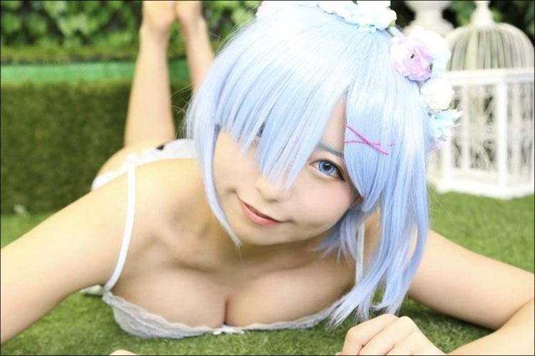 レイヤーグラドル・小日向みのり、素肌輝くうつ伏せショットがまさに胸アツの画像2