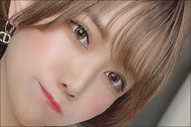 超美麗コスプレイヤー・相良ましろ、胸元あらわな大胆カットでイベント告知