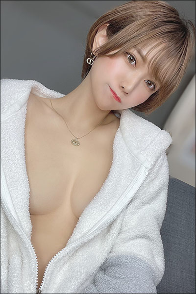 超美麗コスプレイヤー・相良ましろ、胸元あらわな大胆カットでイベント告知の画像1