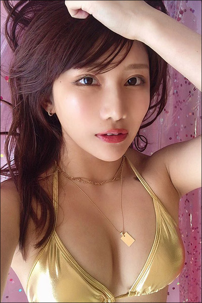 琴井ありさ、ゴールド水着のゴージャスショットでファンに感謝の画像1