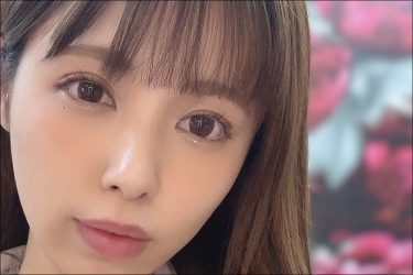 「こっそり」加納葉月、美バスト露出の大胆サプライズショット