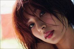 藤井マリー、安心できない乱れ髪の濡れ肌ショット