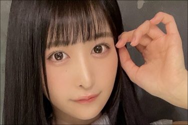 真島なおみ、黒髪鮮やかなニットワンピ姿で圧巻プロポーション