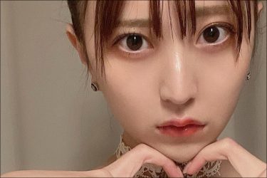 竹内星菜、指ハートと極上ボディのズッキュンツイートでファンの心を鷲づかみ