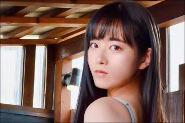 「金曜日のおしり」東雲うみ、バックショットでも二刀流っぷり発揮