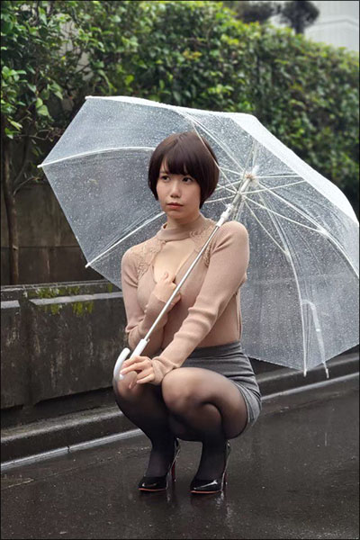 雨が似合う大人の魅力…新人らしからぬ色香を放つ期待の美尻グラドル・柚乃花の画像1