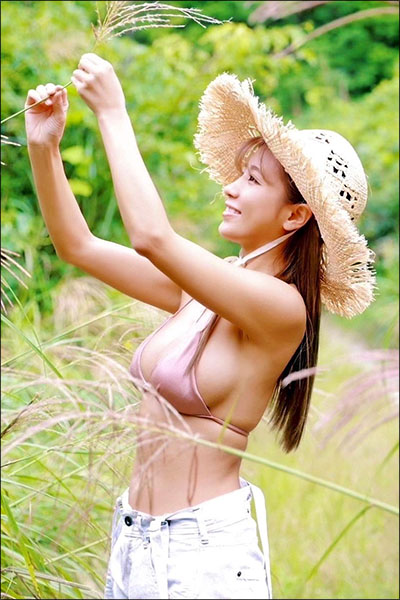 葉月あや、秋風香る中…褐色の美ボディ輝く美しグラビアの画像2