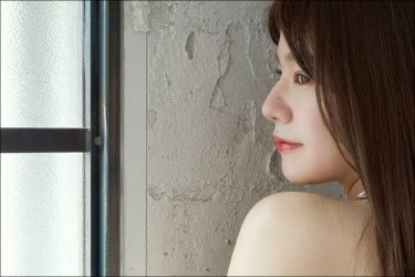 澄川れみ、真っ白な美肌と真紅のリップ…儚い色気漂う幽玄グラビア