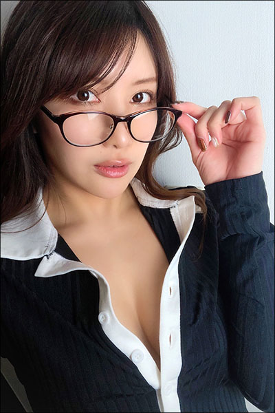 琴井ありさ、知的にして妖艶な家庭教師ルックでファン悩殺の画像1