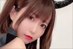 二次元キャラ級のボディを誇る小日向みのり、ほぼヒモ水着の目覚ましショット