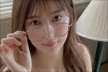 雪平莉左、美バスト目を引くミニスカ水着の超美麗メガネショット