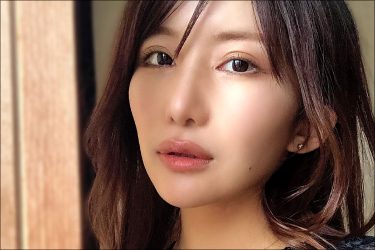 琴井ありさ、黒と紫の艶美な「おはチラ」でファンの目を覚ます