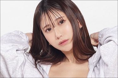 名取くるみ、素肌にパーカー！ 艶肌光る谷間全開ラフショット