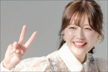 小日向ゆか、満面の笑みで美谷間チラリ…ダブルピースの最強天使ショット