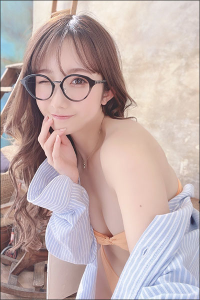 大河もも、メガネ×水着×彼シャツのナチュラル艶ショットに「最強かわよい」の画像1