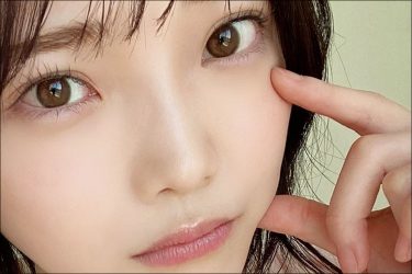 「あざとさの天才」新谷姫加、バスローブ姿でナチュラルな美貌と胸チラ