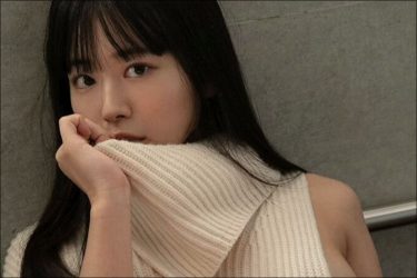 東雲うみ、しっとり芳醇な色香…胸の丸みと滑らかな脚線美艶めく無防備カット