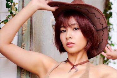 藤井マリー、圧巻くびれボディのウエスタンガール