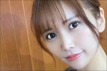 森のんの、美谷間眩しいギリギリのチラリショット