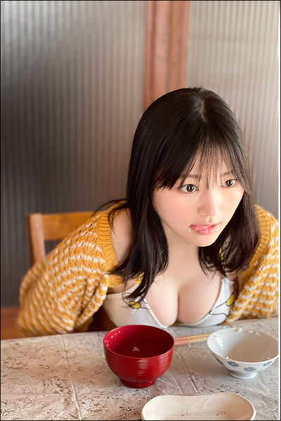 #ババババンビ・宇咲、ふっくら美バストの米粒ペロリカットが超キュートの画像1