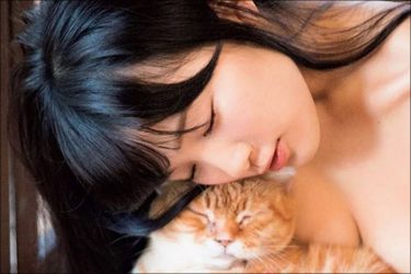 天木じゅん、猫と戯れ…たわわ美ボディ無防備露出
