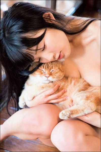 天木じゅん、猫と戯れ…たわわ美ボディ無防備露出の画像1