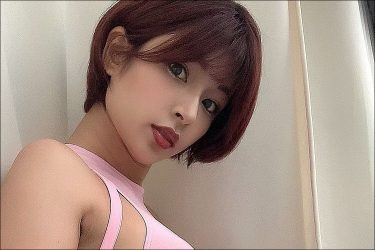 藤井マリー、網タイツ水着で圧巻の高低差ボディ