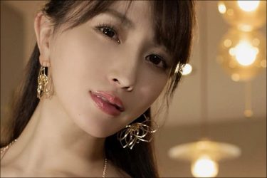 森咲智美、ゴールド衣装にキラキラニップレスのゴージャスグラビアが絶賛の嵐