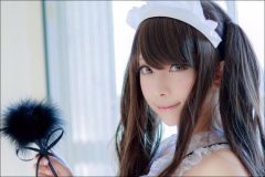 宮本彩希、裸エプロン風の女王様なメイドコスプレ