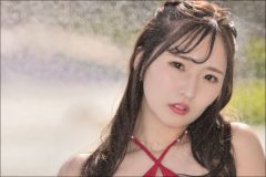 藤田あずさ、悩ましげに大胆開脚の変形水着ショットが高威力