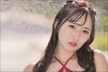 藤田あずさ、悩ましげに大胆開脚の変形水着ショットが高威力