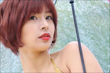 藤井マリー、雨降りの佳人…美ボディ映えるゴールド水着で醸す独特の魅力