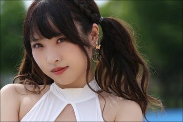 日下部ほたる、フロントオープンタイプの大胆水着で「人」型の美谷間