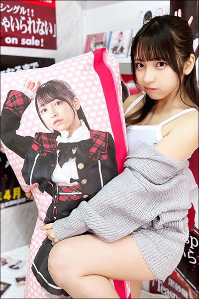 十味、ぷく顔と生足露出の告知カットが最高キュートの画像1