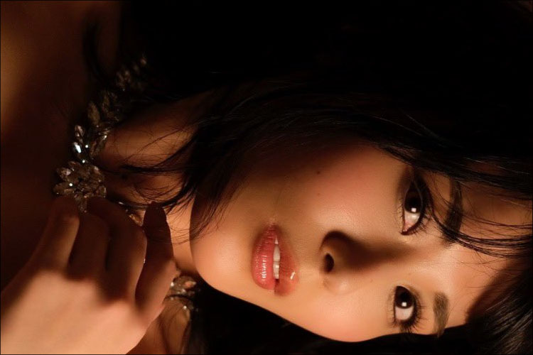 金子智美、力強い瞳の妖艶美…煌びやかなニップレス姿でファン魅了の画像1