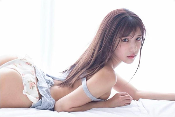 夏本あさみ、ランジェリーからあふれる美しいヒップ…無防備な寝起きショットの画像2